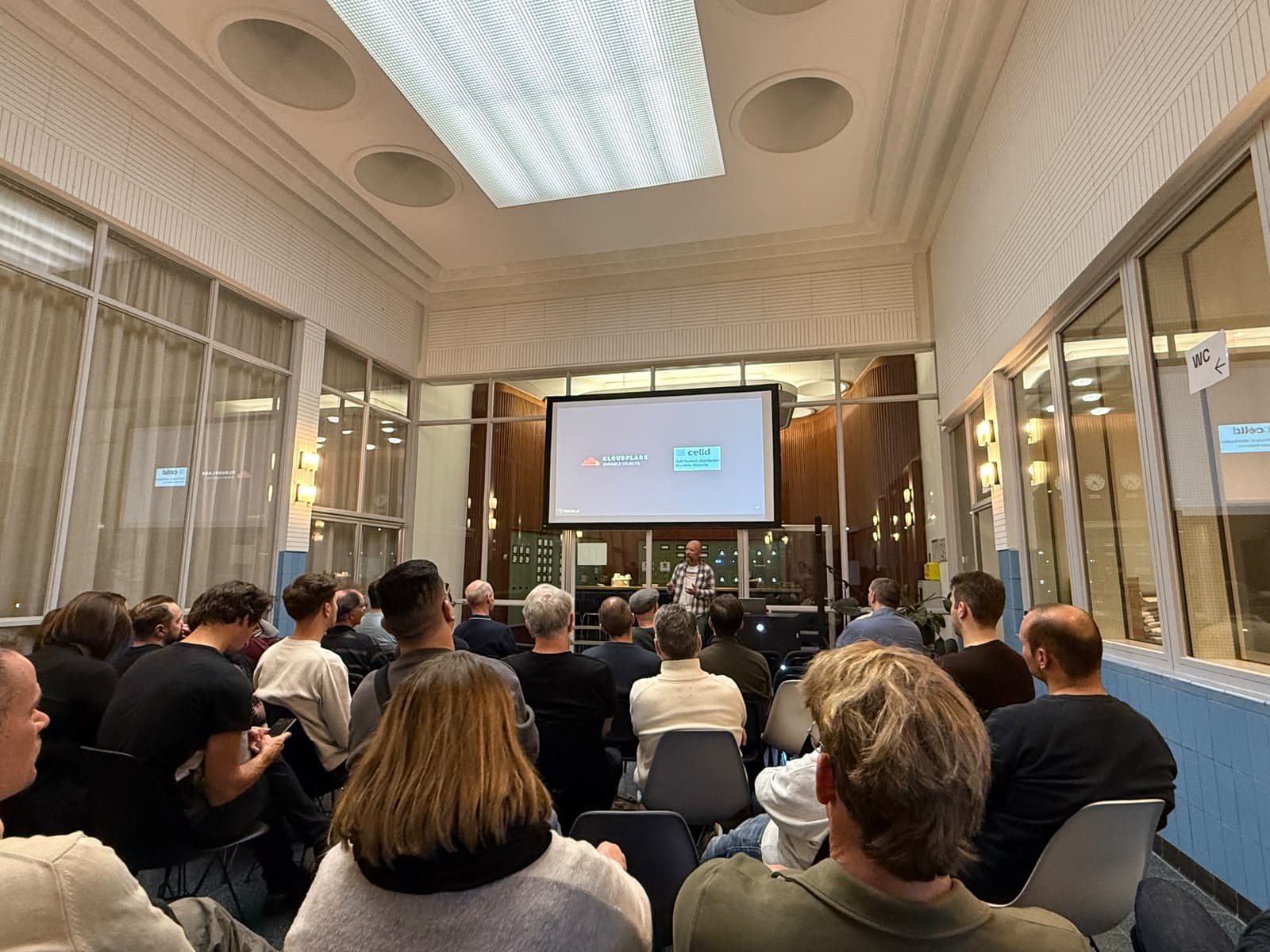 Matthias Lübken presenting Software Of One to the audience at KI Summit Bonn